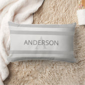 現代の偽シルバーオンブレストライプ & グレー ランバークッション (ブランケット)