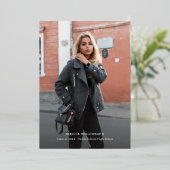 現代の写真付き卒業発表 箔招待状 (立ち正面)