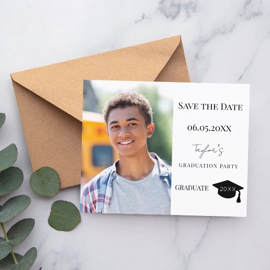 現代の卒業パーティーの男の予算を節約する Save the Date チラシ