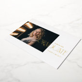 現代の台本付き2023年卒業生発表 箔招待状 (回転した状態)