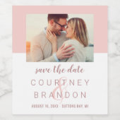 現代の埃っぽいローズピンクの結婚式の写真は日付を保存 ワインラベル (シングルラベル)