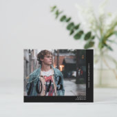 現代の学生 カジュアル フォト 卒業 ブラック ポストカード (スタンド正面)