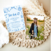 現代の手描きデザイン 彼女はやり遂げた!青い卒業パーティー 招待状