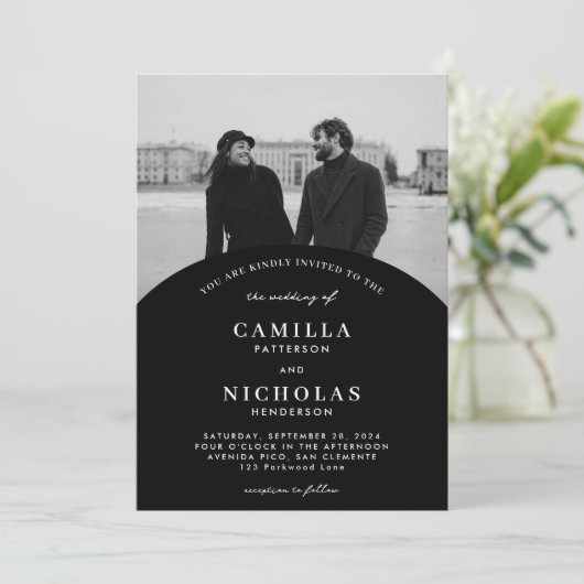 現代の黒い写真のアーチオーバーレイ結婚式の招待状 招待状 (スタンド正面)