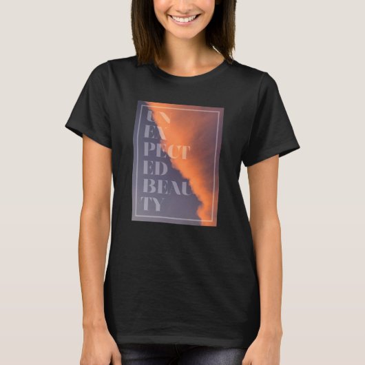 現代的でシンプル、都会的な「予想外の美しさ」のデザイン Tシャツ (正面)