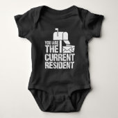 現在のある郵便集配人のおもしろいな郵便局員 ベビーボディスーツ (正面)