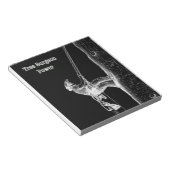 現在のチェーンソーで働く木の外科医アルボリスト ノートパッド (アングル)