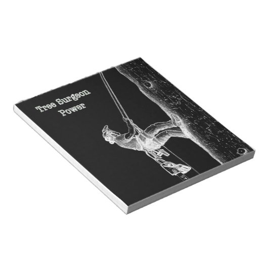 現在のチェーンソーで働く木の外科医アルボリスト ノートパッド (アングル)