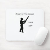 現在のチェーンソーで働く木の外科医アルボリスト マウスパッド (マウス)