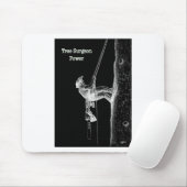 現在のチェーンソーで働く木の外科医アルボリスト マウスパッド (マウス)