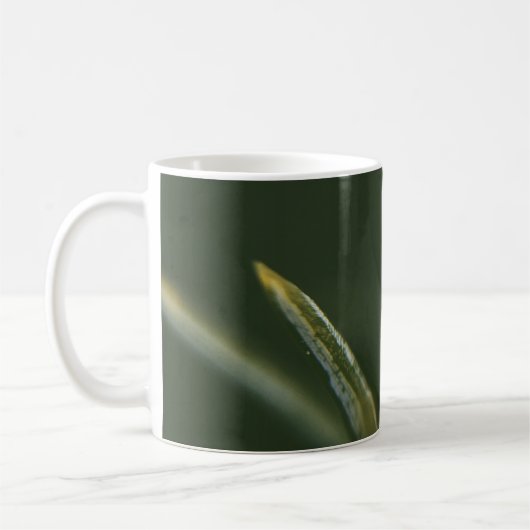 現在の結晶のマクロ写真 コーヒーマグカップ (左)