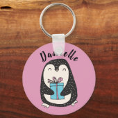 現在のPInkを持つペパーソナライズされたンギン キーホルダー (正面)