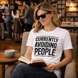 現在人混みを避けています ユーモアあるタイポグラフィTシャツ Tシャツ