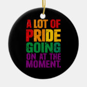 現在Lgbtのプライド月で多くのプライドが起きている セラミックオーナメント (正面)