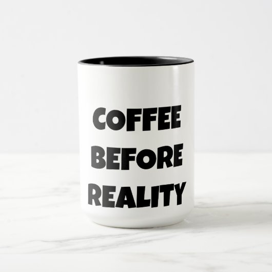 現実の前のコーヒー マグカップ (中央)
