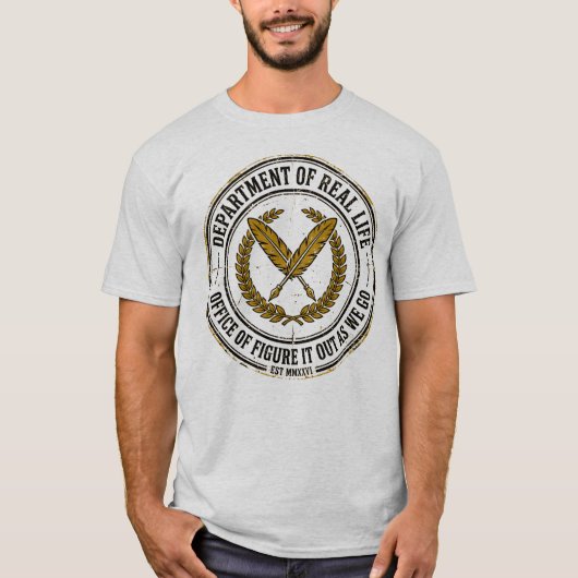 現実の生活課 おもしろ ビンテージ バッジ Tシャツ (正面)