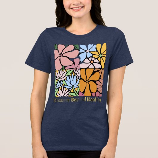 現実を超える花開き – 抽象的な花のアートデザイン トライブレンドＴシャツ (正面)