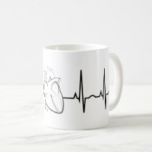 現実的なハートのコーヒー・マグとのEKG