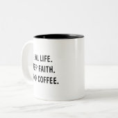 現実的な深い信仰と美味しいコーヒー ツートーンマグカップ (正面左)