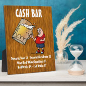 現金のバーおもしろいの看板を木の背景に フォトプラーク (側面)