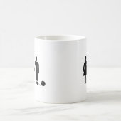 "球および鎖でつながれた"新郎 コーヒーマグカップ (中央)