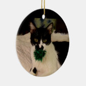 球のオーナメントを持つ白黒猫 セラミックオーナメント (右)
