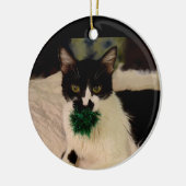 球のオーナメントを持つ白黒猫 セラミックオーナメント (左)