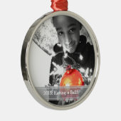 球の休日のクリスマスのオーナメントを持っていること メタルオーナメント (右)