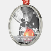 球の休日のクリスマスのオーナメントを持っていること メタルオーナメント (左)