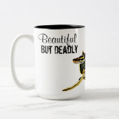 球の大蛇のヘビのマグの危ない美しい ツートーンマグカップ (左)