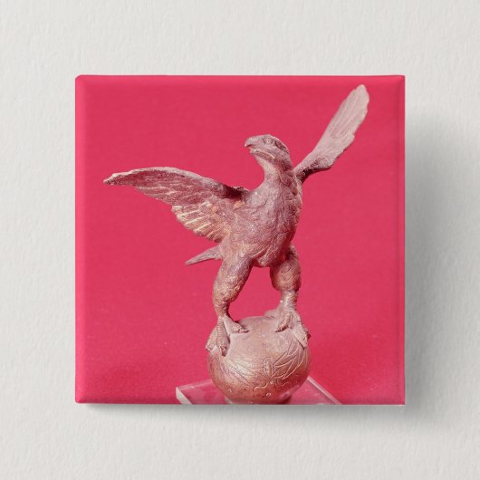 球の広げられた翼を持つワシ 缶バッジ (正面)