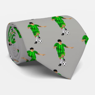 球の緑のユニフォームを蹴っているサッカーの選手 ネクタイ