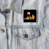 球のTシャツおよびギフトと遊んでいる犬 缶バッジ (インサイチュ)
