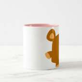 球を持つかわいい漫画くま:)マグ ツートーンマグカップ (中央)