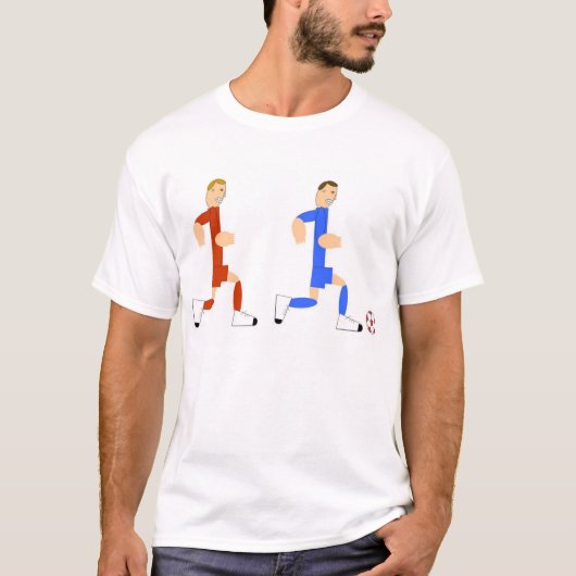 球を持つ人を追跡しているサッカーの選手 Tシャツ (正面)