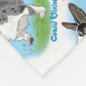 球を持つ青いmerleのコーギー フリースブランケット (角)