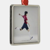 球を蹴ることを準備しているオスのサッカーの選手 メタルオーナメント (右)