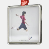 球を蹴ることを準備しているオスのサッカーの選手 メタルオーナメント (左)