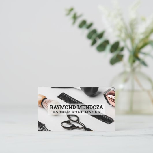 理容師とシェービングアクセサリーの背景 名刺 (スタンド正面)