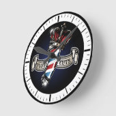 理容師カッコいいポールとクラウンロゴのパーソナライズ2 ラウンド壁時計 (傾斜)