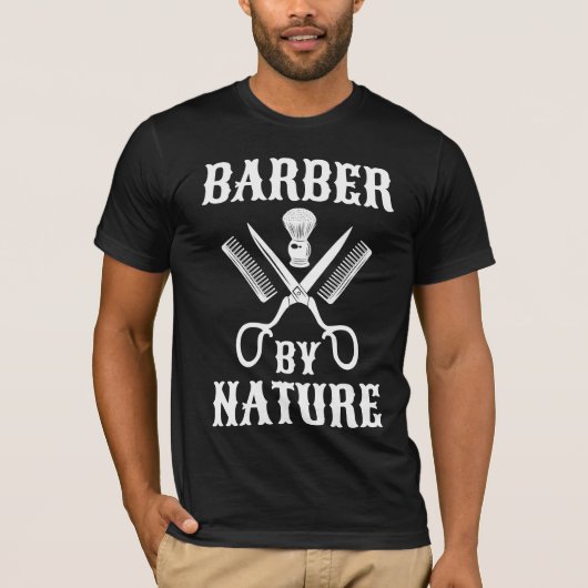 理容師バイ自然 – ヘアカット理髪店 Tシャツ (正面)
