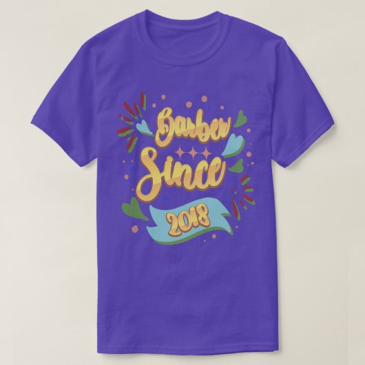 理容師以来2018髪のための地元の理容師ギフトアイディア Tシャツ (デザイン正面)
