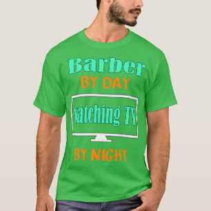 理容師（昼はテレビを夜に見る） Tシャツ