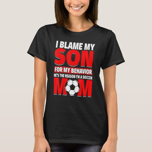 理由を持つ息子と遊サッカーのお母さん Tシャツ (正面)