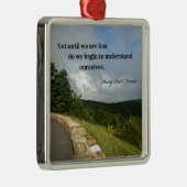 理解についてのヘンリー・デイビッド・ソローによる引用文。 メタルオーナメント (右)