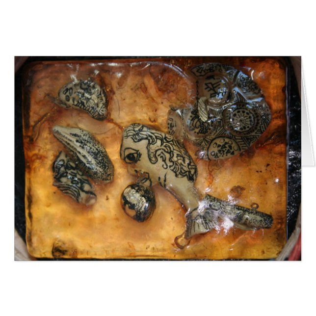 琥珀の樹脂カードに何か奇妙な物が入った (正面横)