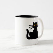 琥珀の目を見つめて座ったこだわりのある黒猫 ツートーンマグカップ (正面右)