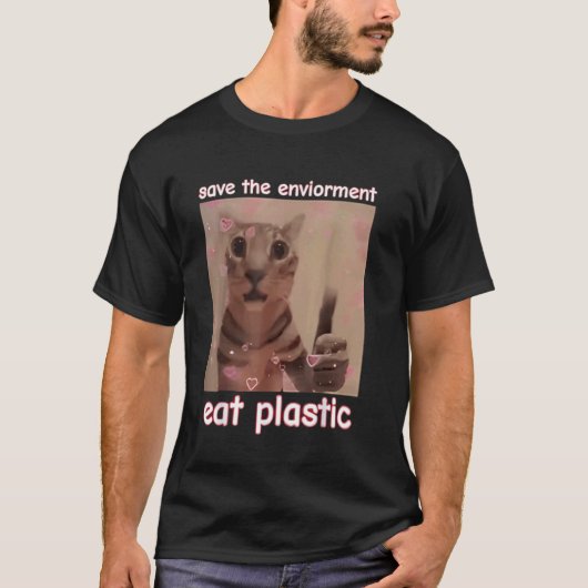 環境を守るためにプラスチックを食べる猫 面白いミーム CU Tシャツ (正面)