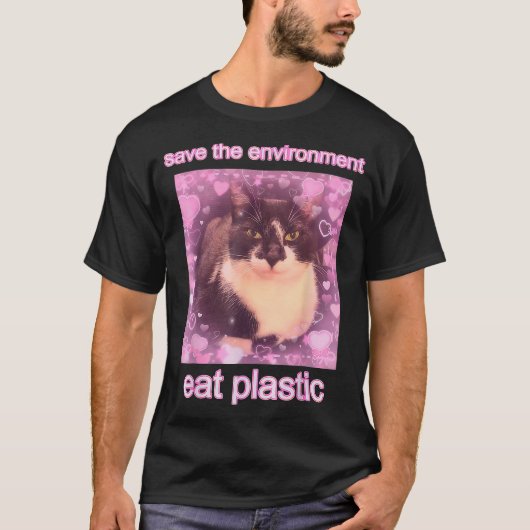 環境を守る プラスチックを食べる猫のミーム Tシャツ (正面)