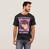 環境を守る プラスチックを食べる猫のミーム Tシャツ (正面フル)